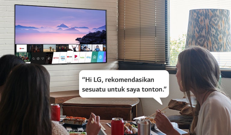 Tiga wanita makan sushi sementara salah satu dari mereka meminta rekomendasi TV LG untuk menonton