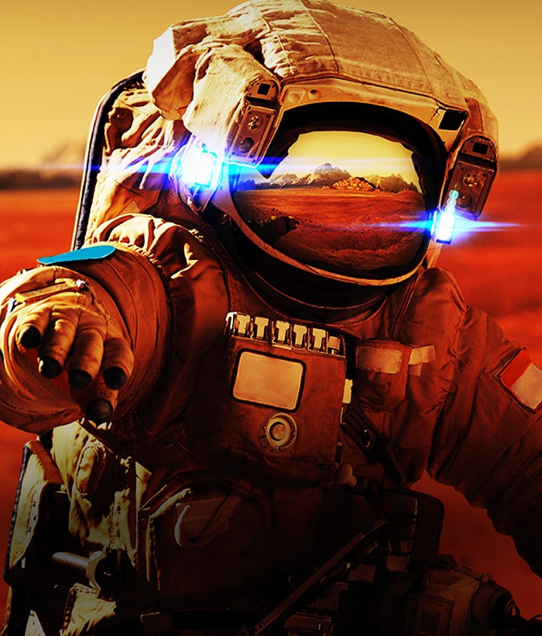 Close-up astronot dengan latar merah.
