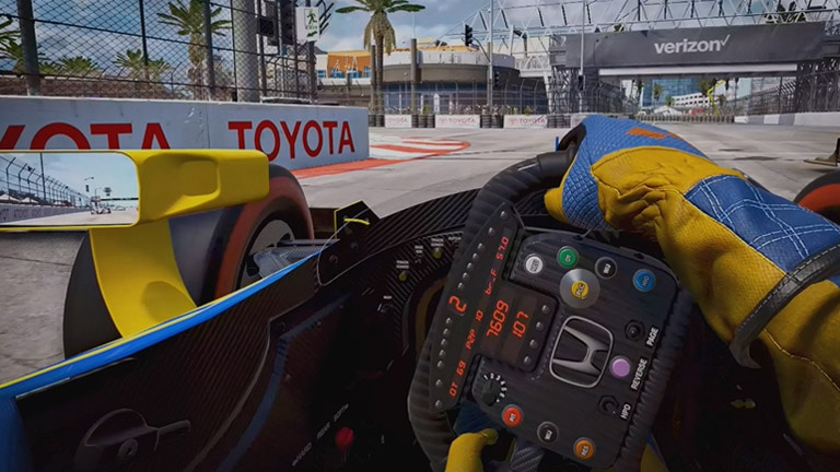 Adegan dari game balap dengan tombol memainkan video.