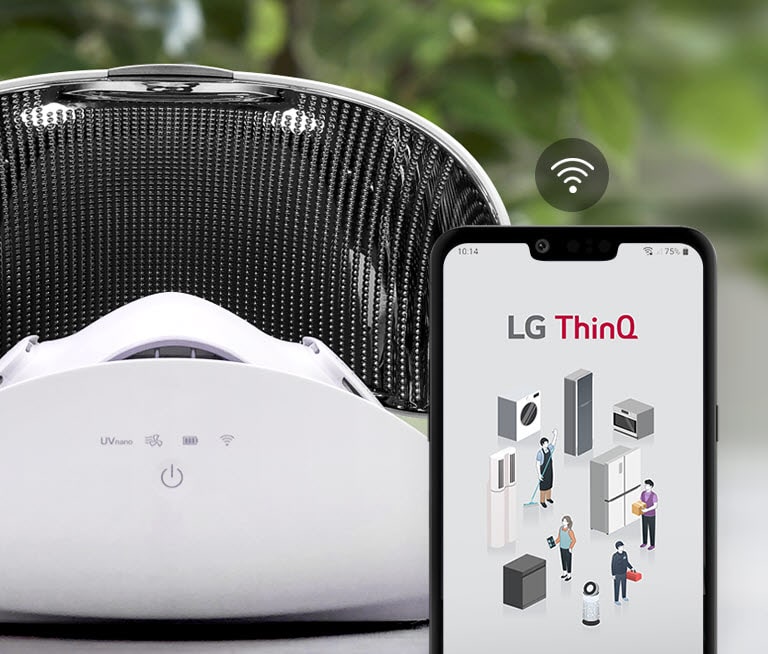 Bagian depan case Wearable Air Purifier dengan penutup terbuka dan tampak wearable air purifier didalamnya dengan latar belakang sebuah handphone yang layarnya menunjukkan ThinQ app dan ikon Wifi diatasnya