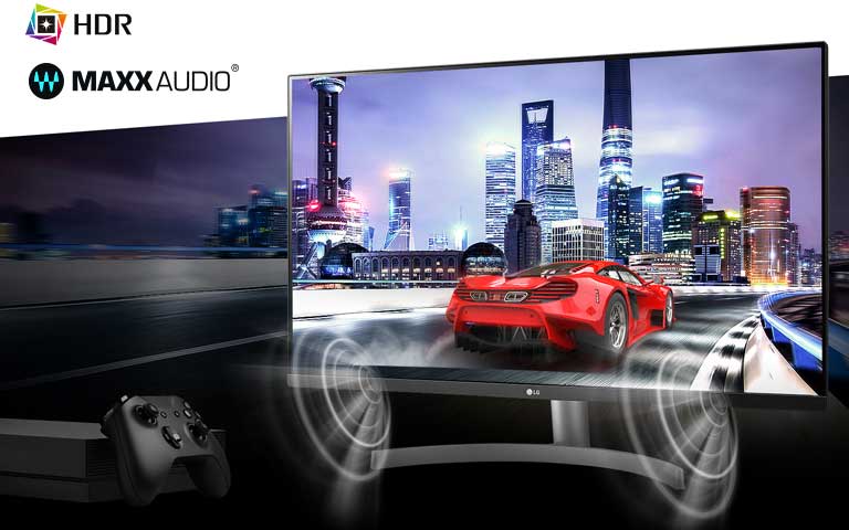 Konsol game HDR 4K yang nyata dan imersif bersama adegan mobil dengan MAXXAUDIO®