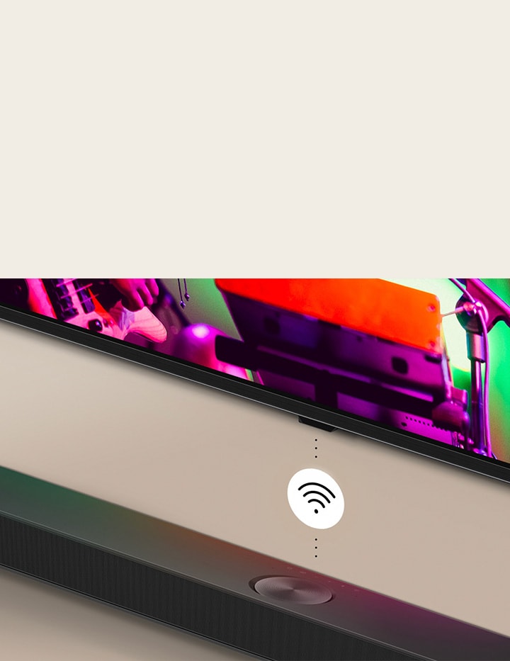 LG TV dan LG Soundbar dipasang di dinding dengan grafis simbol Wi-Fi putih di tengahnya.