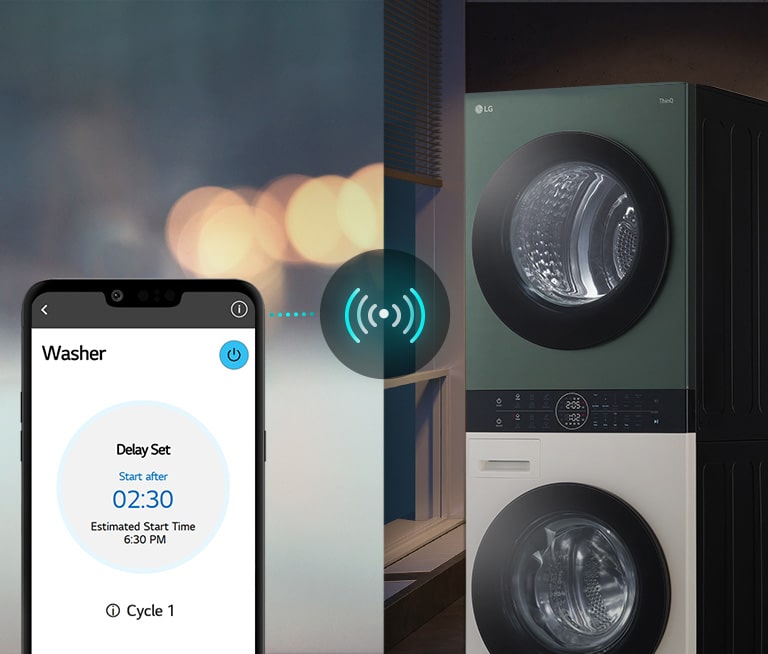 Aplikasi pengaturan mesin cuci LG di ponsel di sebelah kiri, dengan mesin cuci LG berada di sebelah kanan dalam ruangan.