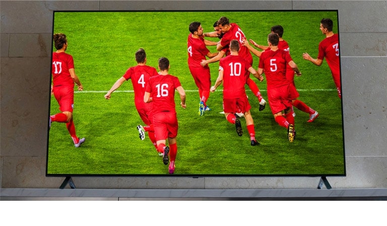 Nanocell TV dengan penyangga TV. Pemain sepak bola berselebrasi.