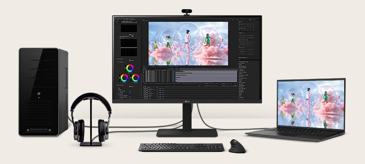 Tampak depan yang menunjukkan tempat kerja dengan beberapa perangkat yang terhubung dengan monitor