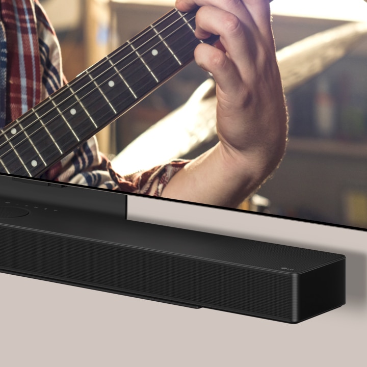 Il TV LG OLED e la staffa dedicata della soundbar SC9S sono mostrati in una vista angolata della parte inferiore. La Soundbar si inserisce nella staffa.