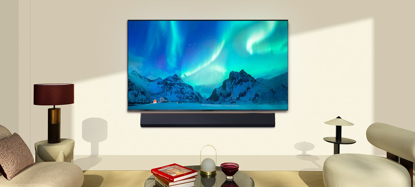 Un TV LG OLED e una soundbar LG in uno spazio abitativo moderno durante il giorno. L'immagine sullo schermo dell'aurora boreale viene visualizzata con i livelli di luminosità ideali.