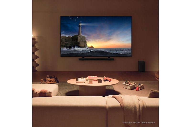 Immagine ambientata del TV installato a muro in un salotto accogliente