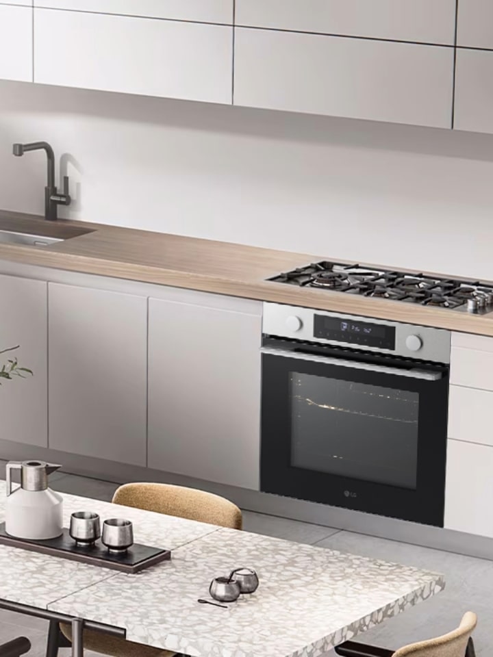 Cucina moderna e minimalista con forno a incasso LG.