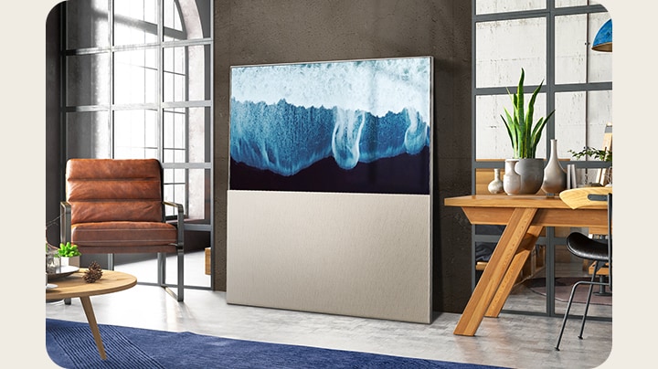 Una casa elegante con il cavalletto LG OLED Objet Collection posizionato contro la parete. Da questa angolazione, sembra quasi un’opera d’arte piuttosto che un televisore.