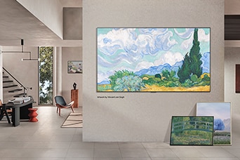 Interno di una casa sofisticata. Sono esposte numerose opere d’arte diverse. Sulla parete centrale è appeso una LG TV con immagini di opere d’arte famose sullo schermo. Il televisore sembra un quadro da museo.