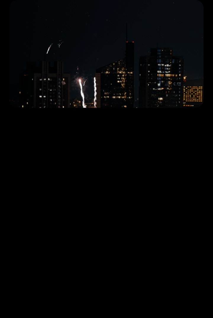 Diverse scene che mostrano immagini surreali quando LG Signature OLED T è in modalità trasparente. Un paesaggio urbano con fuochi d’artificio, un uccello che raccoglie qualcosa da un piccolo albero e pesci all’interno di un enorme acquario. Grazie allo schermo della OLED T Signature di LG, le scene sembrano realmente fondersi con lo sfondo.