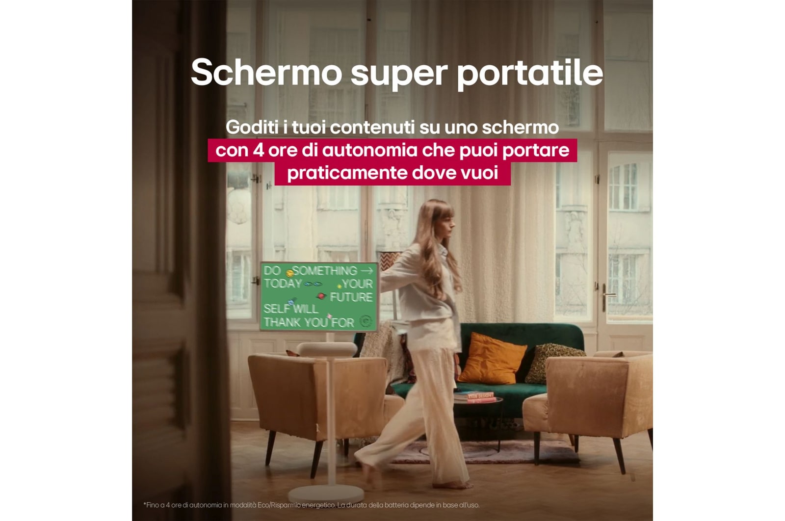 Persona che sposta il proprio LG StanbyME 2 grazie al supporto con ruote. Il testo evidenzia lo schermo super portatile con 4 ore di riproduzione wireless e porta USB-C.