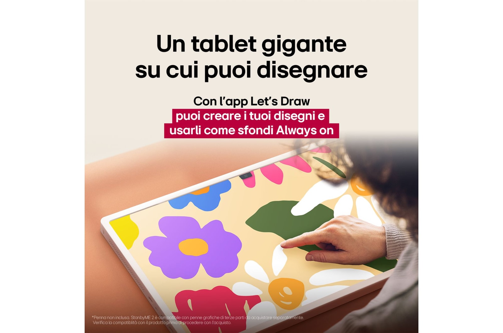 LG StanbyME 2 su un tavolo con la funzione Let's Draw attiva. Una persona disegna con il dito sul touchscreen. Il testo parla dell'uso creativo dello schermo come tela digitale e della funzione Always On Display.