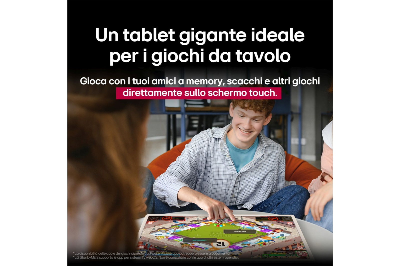 Gruppo di amici che gioca a un gioco da tavolo sullo schermo LG StanbyME 2. È evidenziata la funzione Big Tablet Screen. Il testo parla dell'interazione diretta tramite touchscreen.