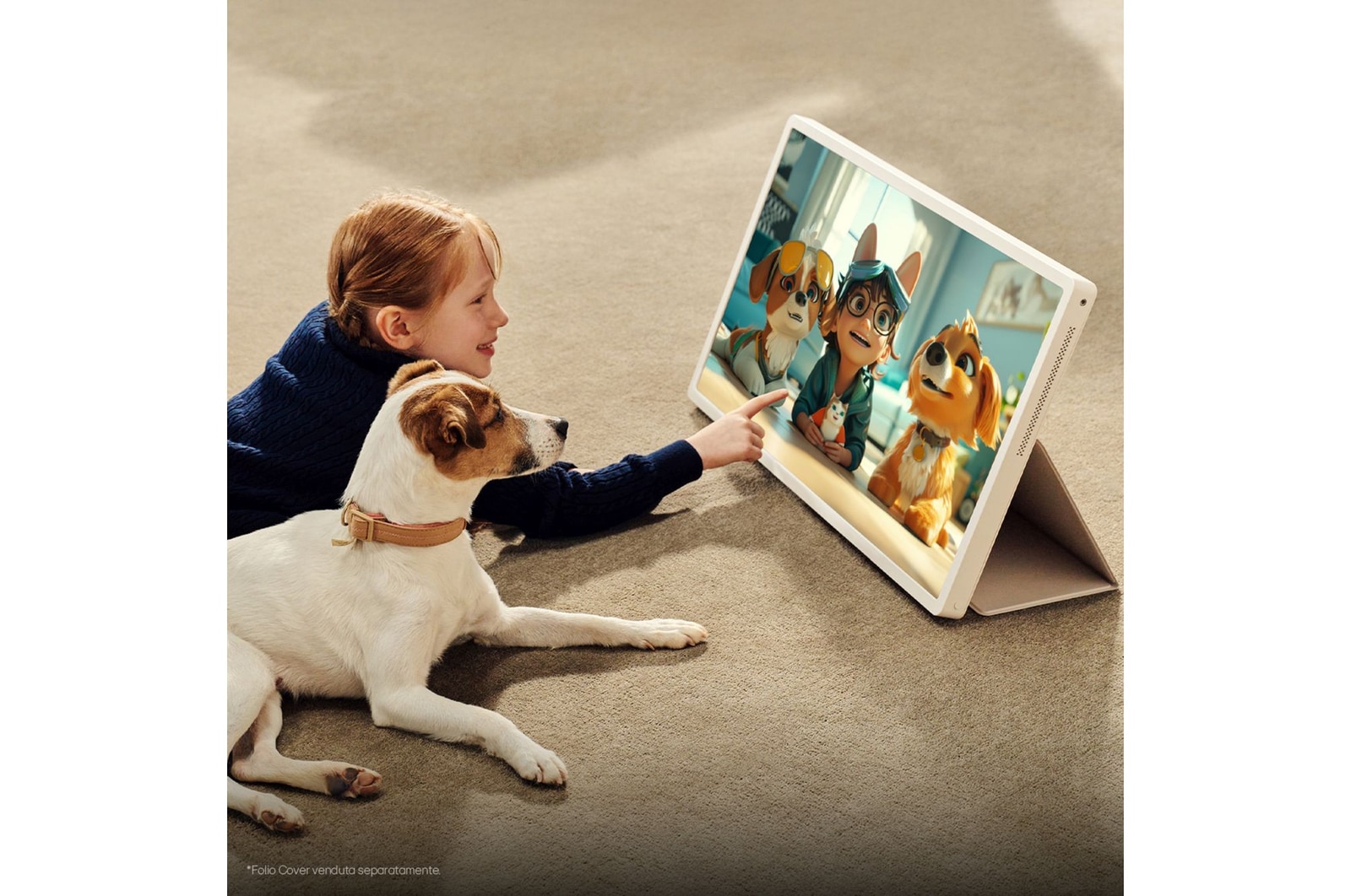 Ragazza con il suo cucciolo guarda uno show sull'LG StanbyME 2. Lo schermo è posizionato come un tablet grazie alla cover folio.