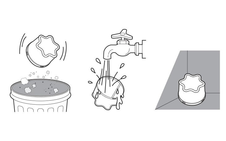 Il coperchio viene tolto, lavato sotto un rubinetto, e poi riposizionato su una lavatrice.