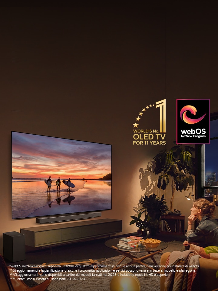 La TV LG OLED evo AI C4 montata sulla parete di un accogliente salotto di sera e una LG Soundbar montata proprio sotto di essa. Sulla TV si vede una spiaggia al tramonto e le sagome di tre surfisti. Due donne sedute sul divano rivolte e inclinate verso la TV e la Soundbar. L’emblema “OLED TV numero 1 al mondo da 11 anni” e il logo “webOS Re:New Program” si trovano nell’immagine. L’esclusione di responsabilità recita: “*webOS Re:New Program supporta un totale di quattro aggiornamenti in cinque anni, a partire dalla versione preinstallata di webOS. **Gli aggiornamenti e la pianificazione di alcune funzionalità, applicazioni e servizi possono variare in base al modello e alla regione. ***Gli aggiornamenti sono disponibili a partire dai modelli lanciati nel 2023 e includono modelli UHD e superiori. ****Fonte: Omdia. Basato su spedizioni 2013-2023.”