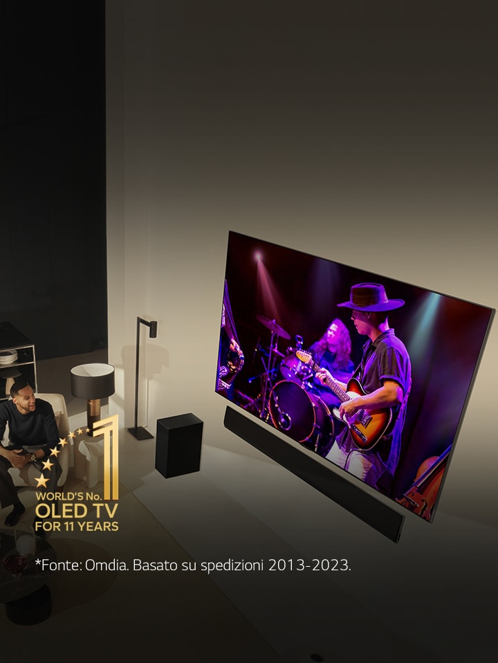 Prospettiva dall’alto di un uomo e una donna che guardano un concerto su una grande OLED TV in un appartamento moderno. L’emblema “OLED TV numero 1 al mondo da 11 anni” si trova nell’immagine. L’esclusione di responsabilità recita: “Fonte: Omdia. Spedizioni unitarie, dal 2013 al 2023. I risultati non rappresentano un’approvazione di LG Electronics. Qualsiasi affidamento su questi risultati è a rischio e pericolo di terzi. Visita https://www.omdia.com/ per ulteriori dettagli.”