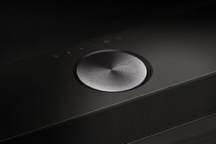 Primo piano di uno degli altoparlanti su una LG Soundbar. I controlli della Soundbar sono visibili poco sopra l’altoparlante.