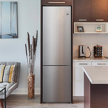 Frigorifero Combinato LG GBP62PZNAC Prime Silver, integrato in una moderna cucina scura con mobili in legno e grigi.