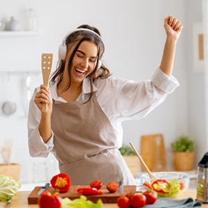 Immagine di una ragazza che balla mentre cucina