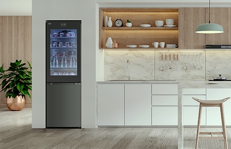 Immagine di un frigo in una cucina arredata in maniera sobria