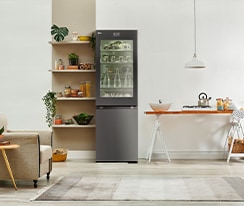 Un'immagine del frigorifero in un soggiorno ben arredato.