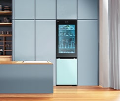 Un'immagine del frigorifero in una cucina sui toni del blu