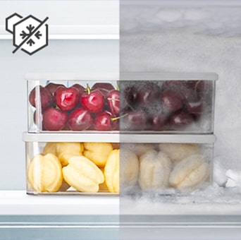 Un cassetto del freezer con all'interno della frutta. Da una parte la frutta è senza ghiaccio e dall'altra è con ghiaccio.