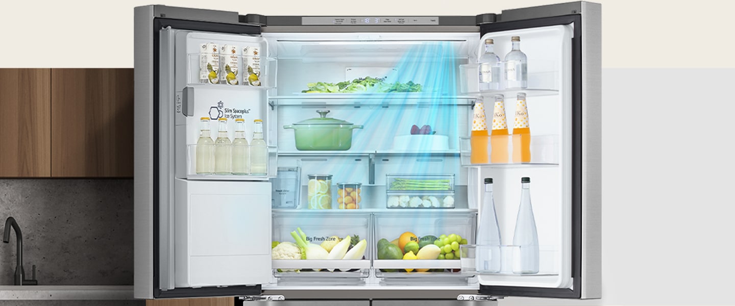 Frigorifero aperto con cibi freschi, bevande e verdure illuminati da una luce blu.