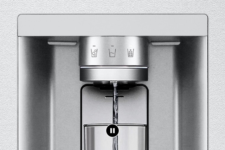 Dispenser d'acqua di un frigorifero LG con flusso d'acqua che riempie un bicchiere sotto il rubinetto.