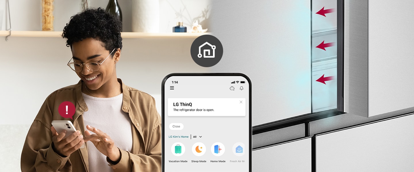 L'immagine a sinistra mostra una donna che guarda lo smartphone. L'immagine a destra mostra che la porta del frigorifero è stata lasciata aperta. In primo piano nelle due immagini c'è lo schermo del telefono che mostra le notifiche dell'app LG ThinQ e l'icona Wi-Fi sopra il telefono.