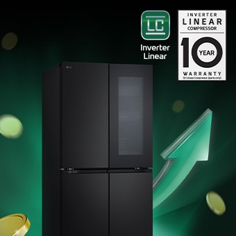 Kühlschrank vor aufsteigenden Pfeilen und gestapelten Münzen