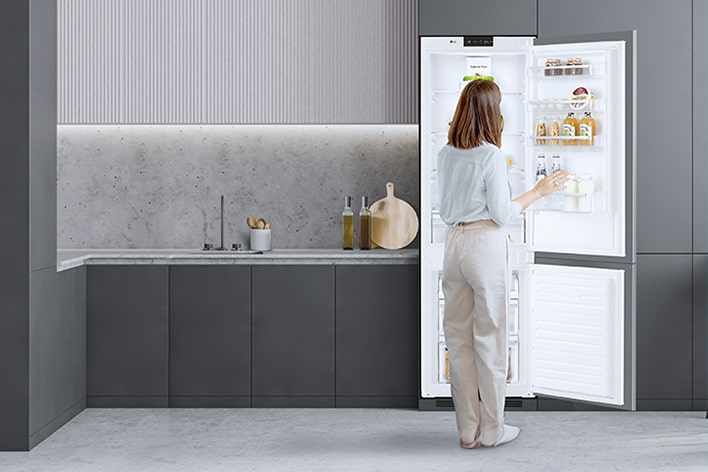 Immagine del frigo in una cucina con le porte aperte.