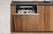 Immagine di una cucina con una lavastoviglie installata