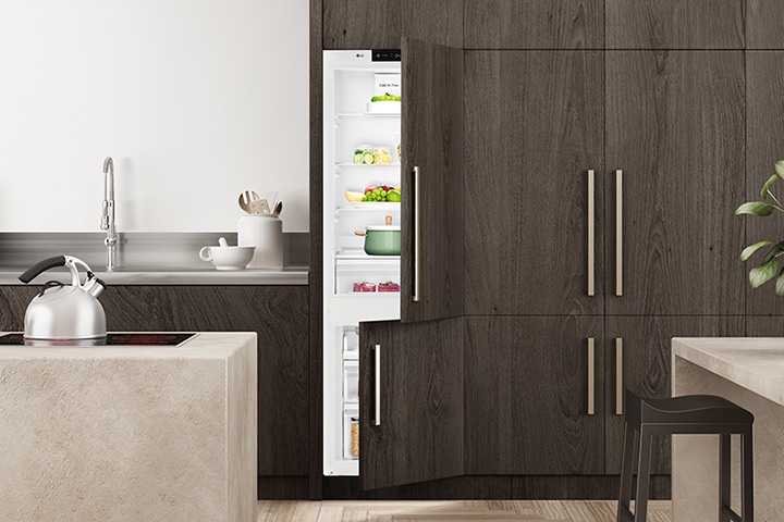 Immagine del frigo in una cucina con le porte semi aperte.