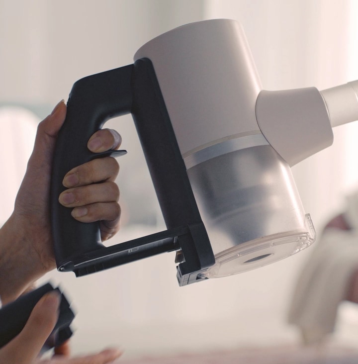 Video in cui una persona rimuove la batteria dell'aspirapolvere.