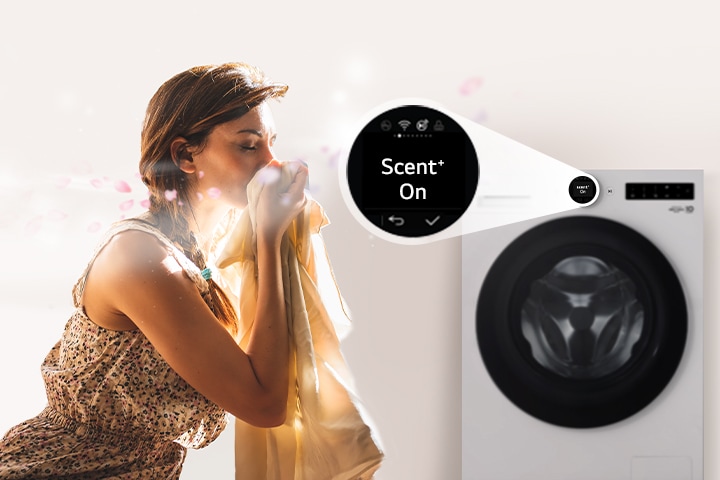 Una donna annusa il profumo dei vestiti appena lavati grazie all'opzione Profumo+.