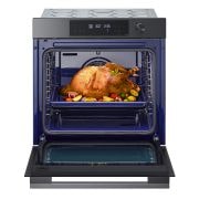 Foto frontale con porta aperta e del cibo