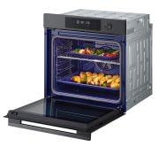 Foto angolata verso sinistra con porta aperta e cibo all'interno