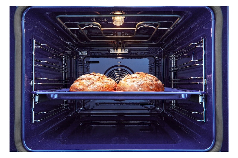 Foto focus interno del forno con cibo LG WS9D7651WS
