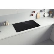 Foto dall'alto del piano cottura installato in una cucina bianca