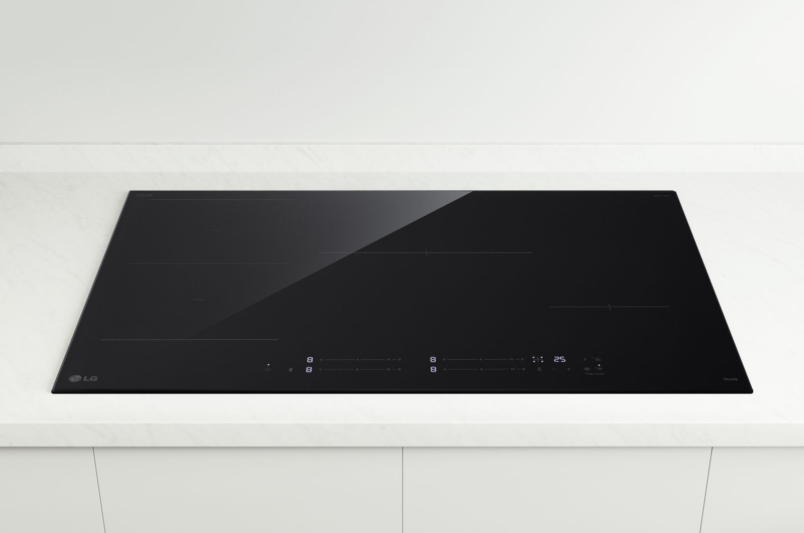 Foto in prospettiva del piano cottura installato in una cucina bianca.