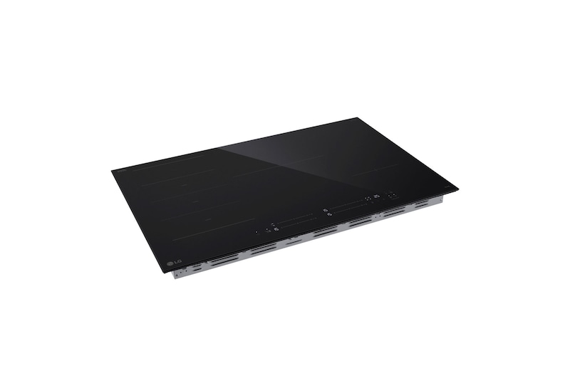 Immagine ambientata del piano cottura a induzione installato in una cucina moderna.