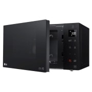 Vista da tre quarti con microonde rivolto verso sinistra con porta aperta