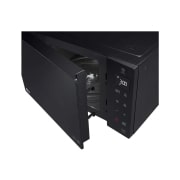 Vista a tre quarti dello sportello leggermente aperto