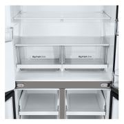 Dettaglio scaffali e cassetti del frigorifero