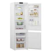 Frigorifero aperto completamente pieno di alimenti visto a tre quarti verso destra