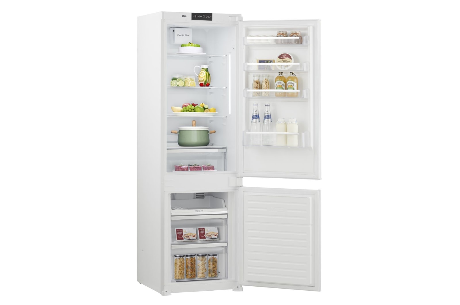 Frigorifero aperto completamente pieno di alimenti visto a tre quarti verso destra